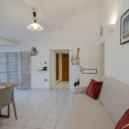 Pied-a-terre Saint Michel * مينتون