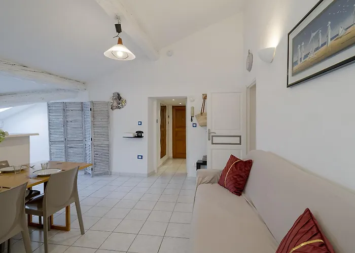 Pied-a-terre Saint Michel * مينتون